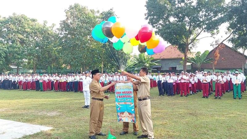 MASA ADAPTASI: Siswa baru SMPN 2 Bangsal mengikuti kegiatan MPLS tahun ajaran 2025/2026.