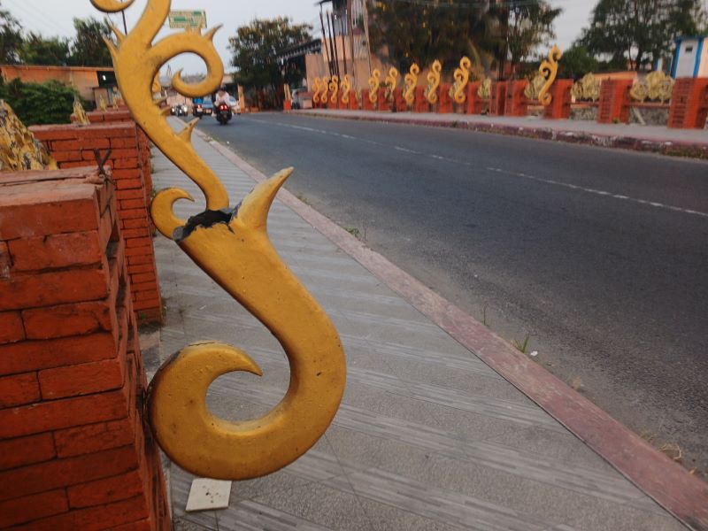 TAK TERAWAT: Kondisi ornamen sulur Majapahit di jembatan Jalan KH Usman, Kelurahan Surodinawan, Kecamatan Prajurit Kulon, yang mengalami kerusakan, kemarin (22/7).