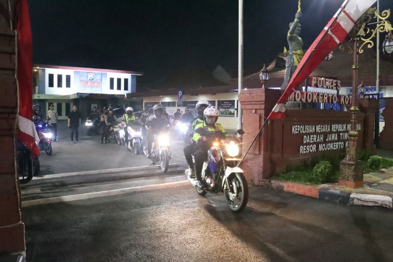 CEGAH KEJAHATAN: Personel Polres Mojokerto Kota menggelar patroli antisipasi kriminalitas pada akhir pekan lalu.