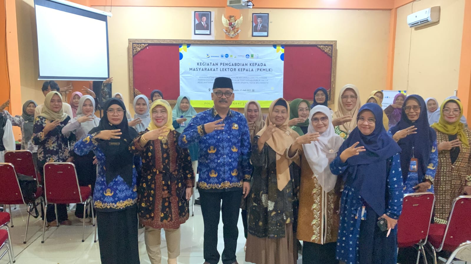 TRI DHARMA: Dosen Politeknik Negeri Jakarta bersama Kadinsos Kota Mojokerto dan peserta pelatihan di aula Dinsos Kota Mojokerto, Kamis (17/7).