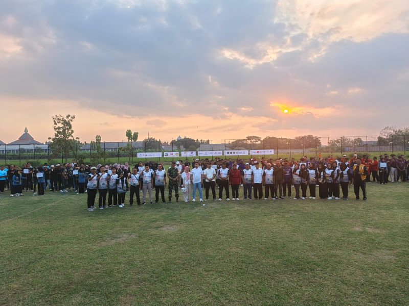 GUYUB: Pemdes Gayaman bersama para pemuda saat pembukaan Pordes di lapangan Desa Gayaman, Minggu (20/7).