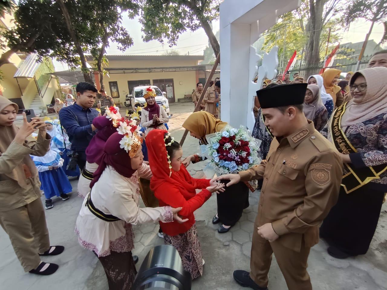 SURPRISE: Bupati Muhammad Albarraa dan Bunda PAUD Kabupaten Mojokerto Shofiya Hanak mendapat sambutan dari peserta didik di SDN Menanggal, Senin (21/7).