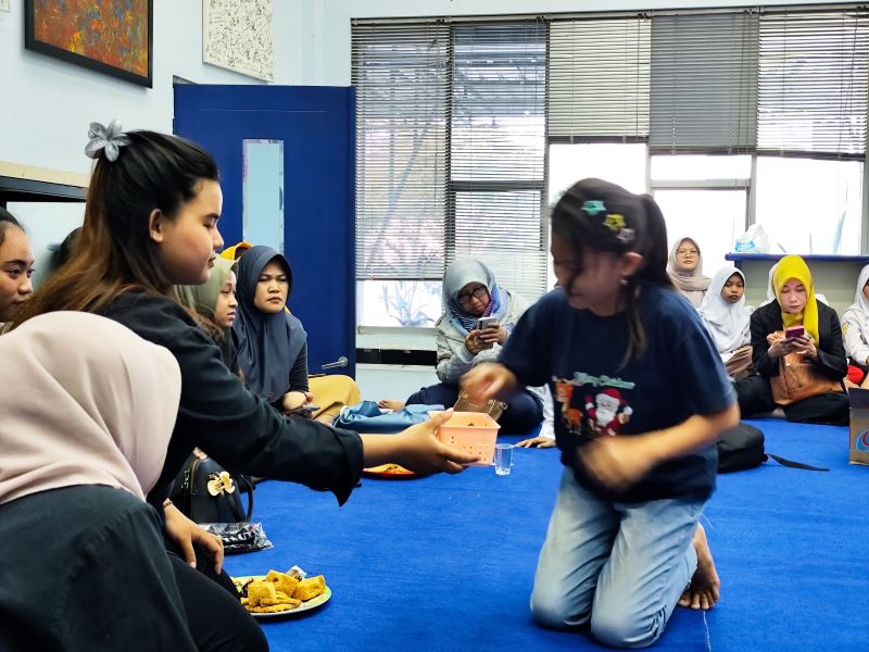 PERSIAPAN: Peserta mengikuti TM di aula Kantor Jawa Pos Radar Mojokerto sebelum tampil Sabtu (26/7) besok.