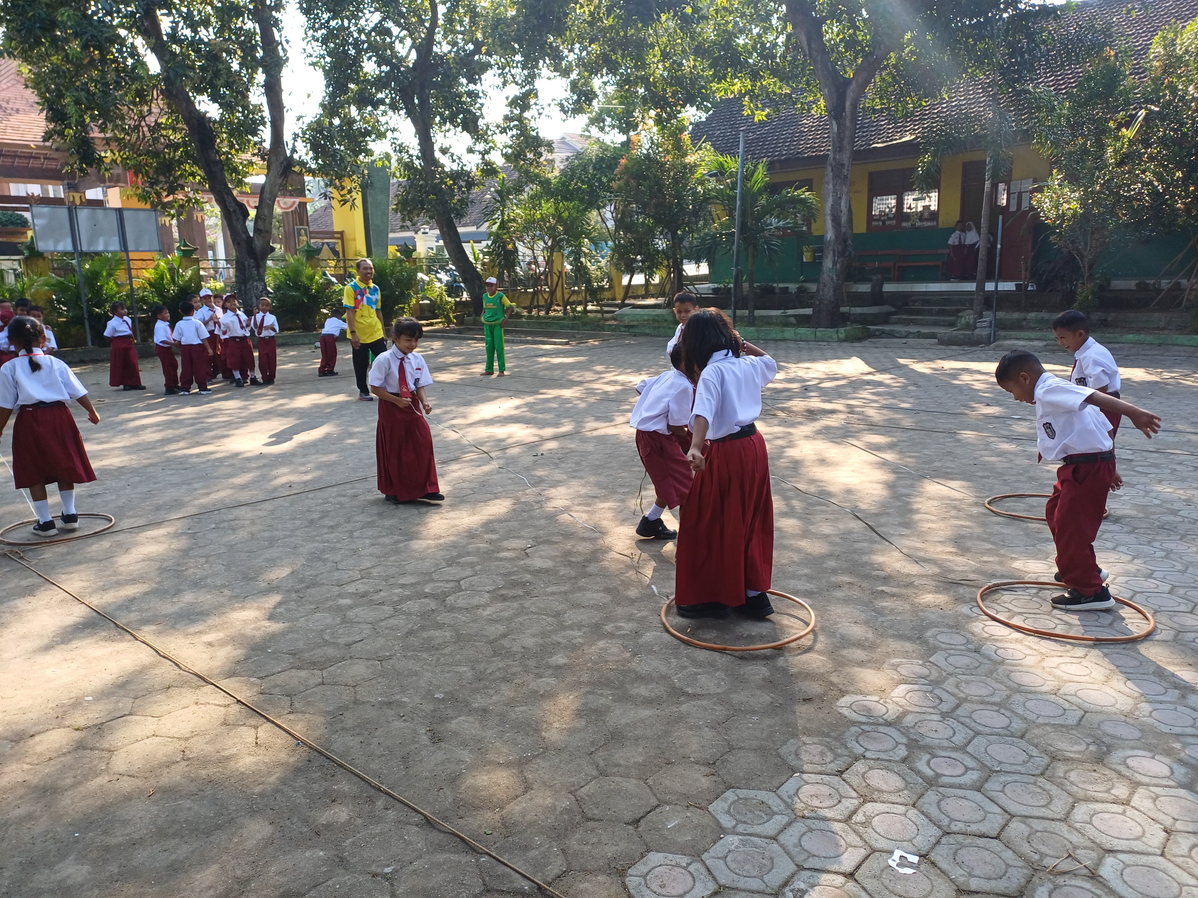 MENYENANGKAN: Siswa SDN Gunungsari memainkan permainan edukatif untuk mengasah keterampilan bersosialisasi antarteman.