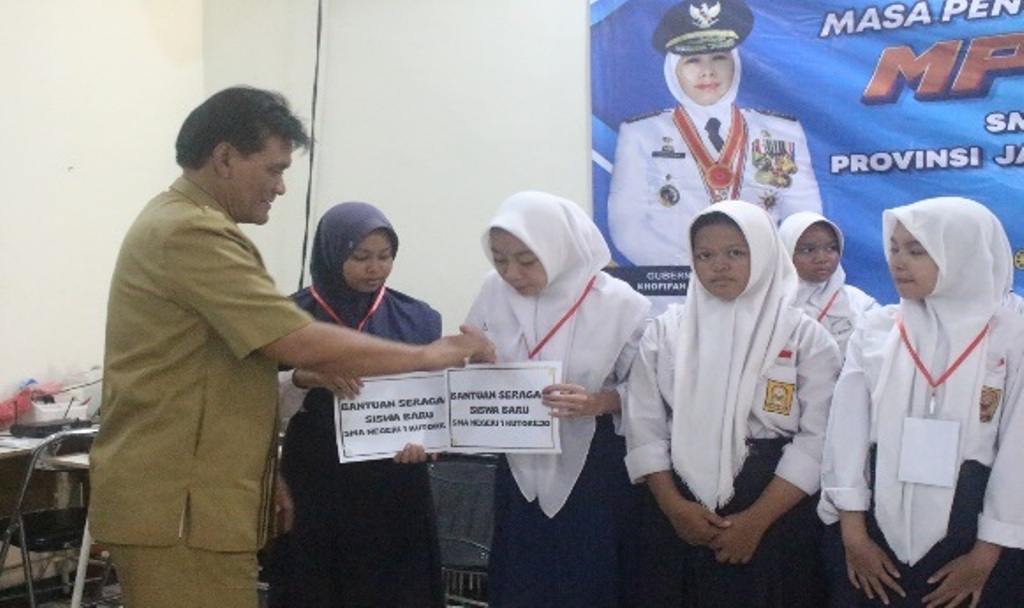 ISTIMEWA: Penyerahan bantuan seragam sekolah dan pengukuhan anak asuh GTK kepada siswa baru yang kondisi ekonominya kurang beruntung bagi 32 siswa.