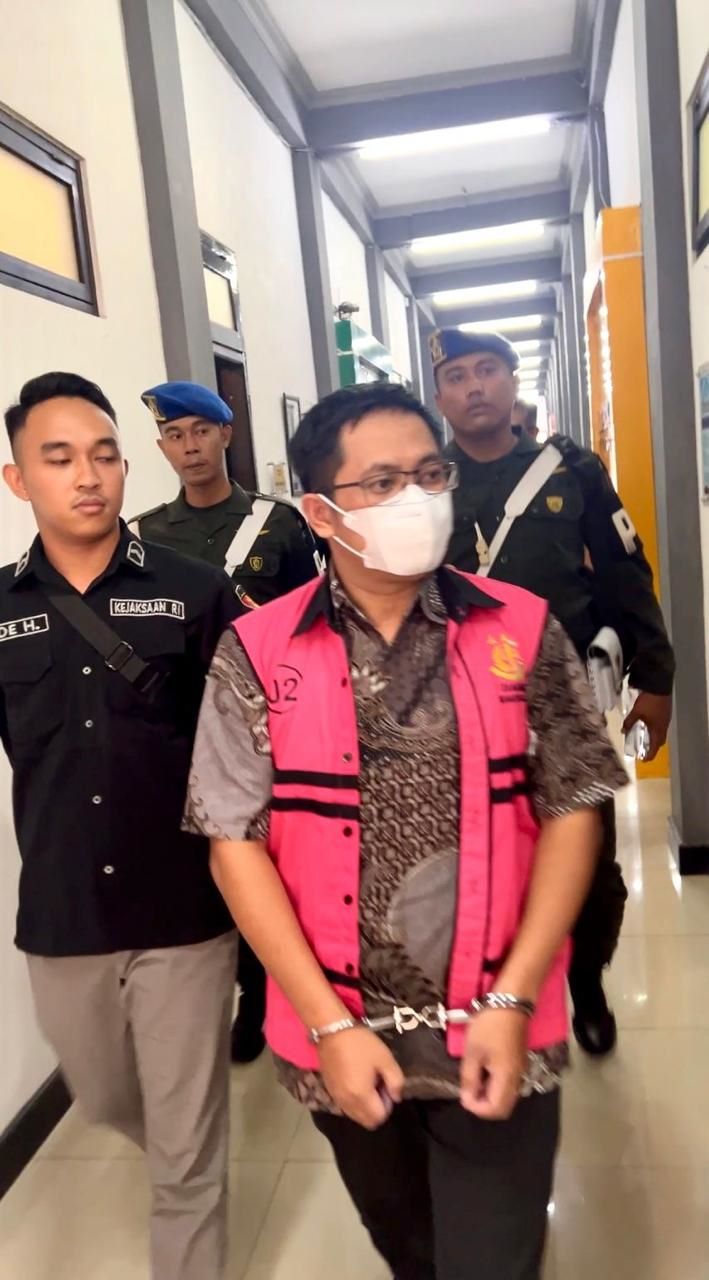 TAK BERKUTIK: Yuki Firmanto ditahan Kejari Kabupaten Mojokerto usai menjalani pelimpahan tahap dua beberapa waktu lalu.