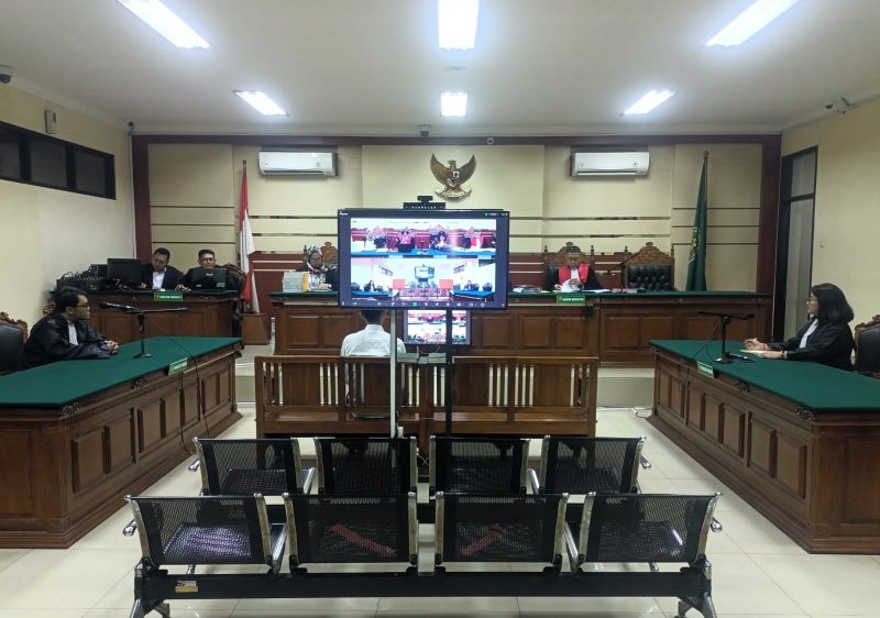 DIADILI: Terdakwa Ainur Wahyudi menjalani sidang agenda putusan di Pengadilan Tipikor Surabaya, Senin (21/7).