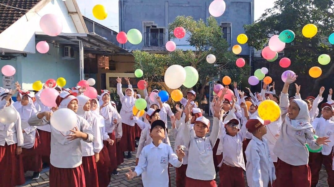 SEMARAK: Para peserta MPLS di SDS Islam Insan Mulia melepas balon saat upacara pembukaan.
