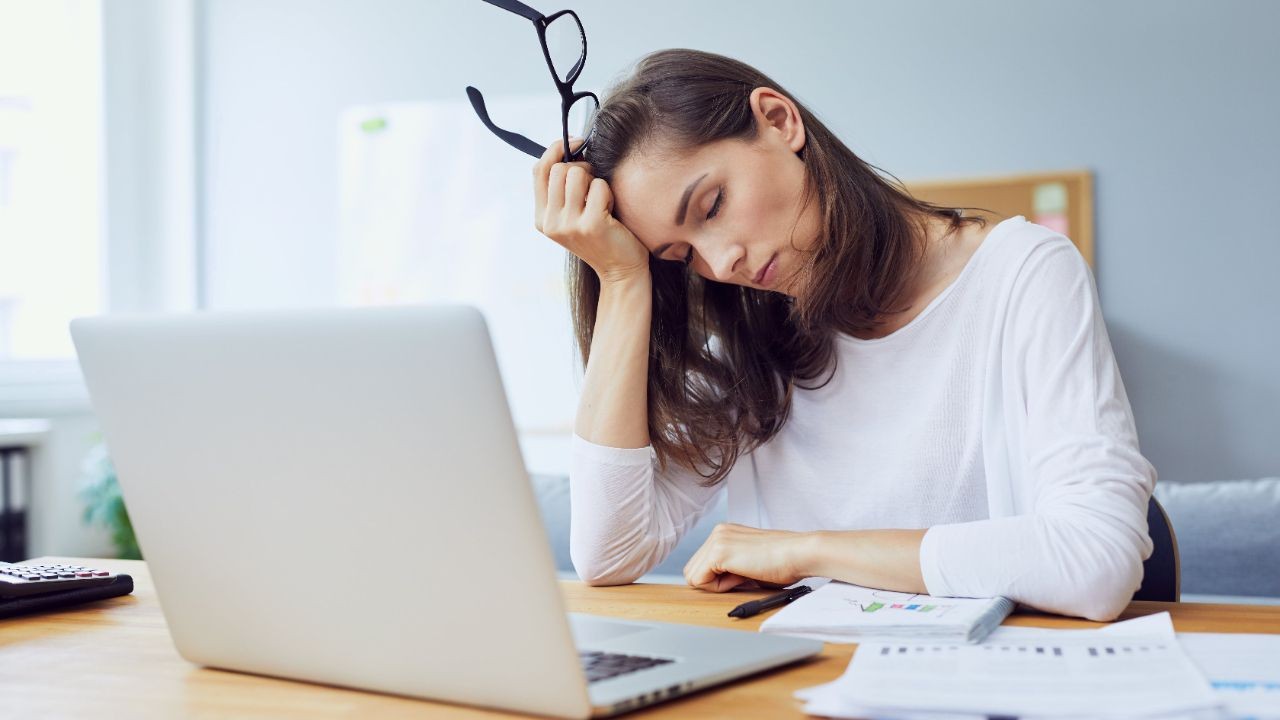 Terlalu Sering Menjadi Tempat Curhat? Awas, Kamu Bisa Alami Compassion Fatigue