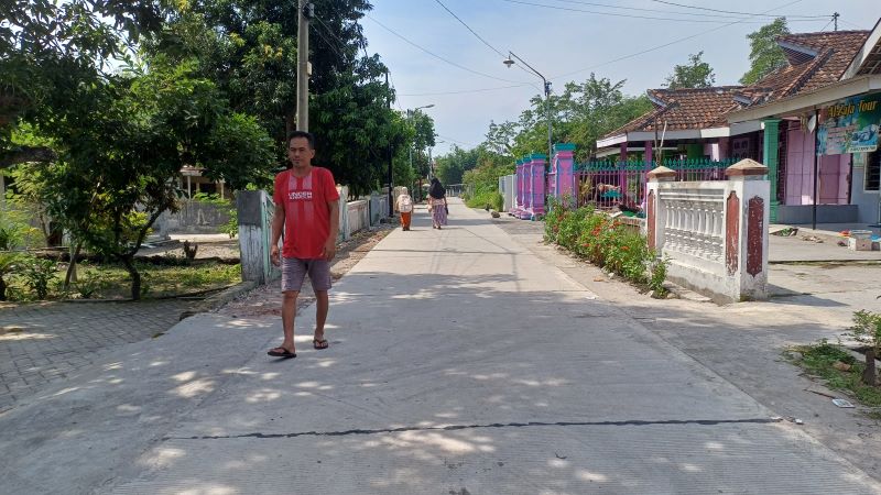 NYAMAN: Beberapa warga berjalan di Jalan Lingkungan yang telah di bangun Pemdes Windurejo beberapa bulan lalu.