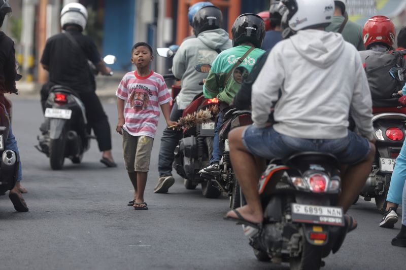 ANJAL: Sejumlah anak jalanan mengais recehan di Jalan Raden Wijaya, Kota Mojokerto, kemarin (23/7).