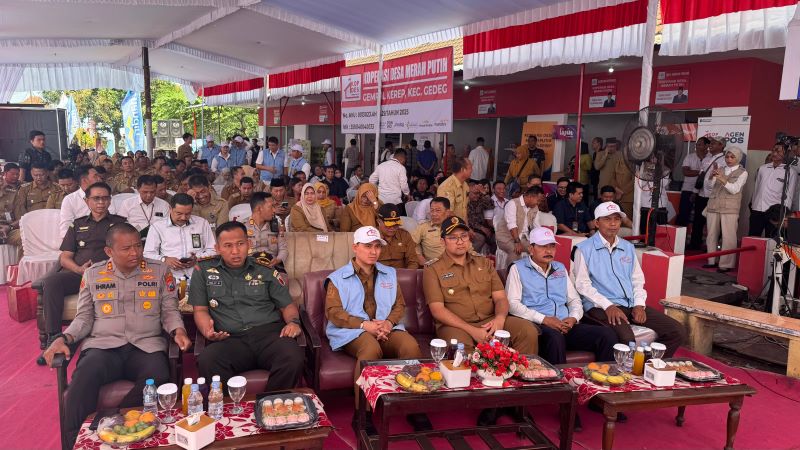 OPTIMISTIS: Bupati Muhammad Albarraa mengikuti peluncuran Kopdes Merah Putih secara nasional yang diresmikan Presiden Prabowo Subianto secara virtual dari Klaten, Jawa Tengah, Senin (21/7).