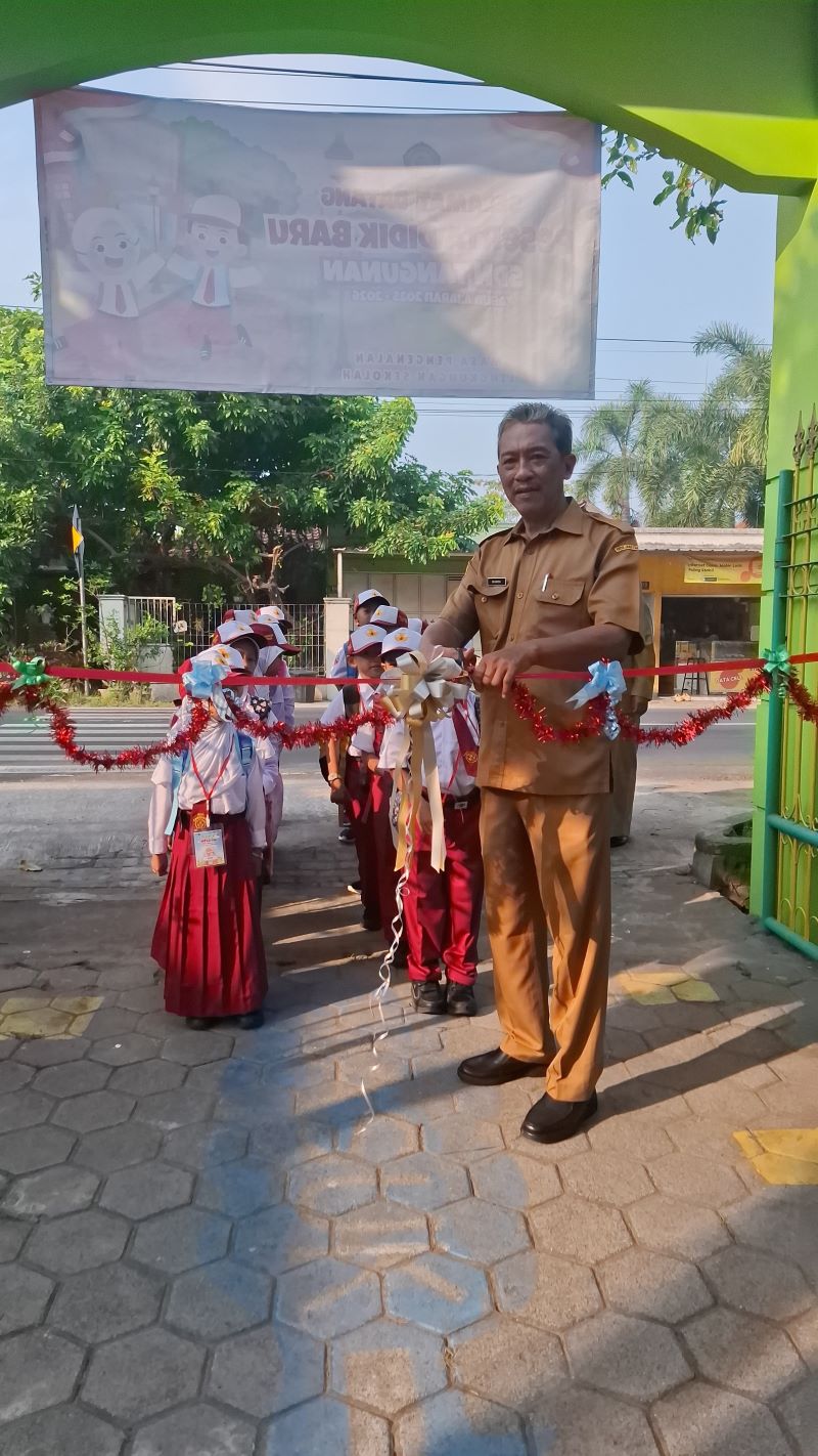 DIBUKA: Kepala SDN Tangunan Wijiarso memotong pita saat membuka hari pertama MPLS.