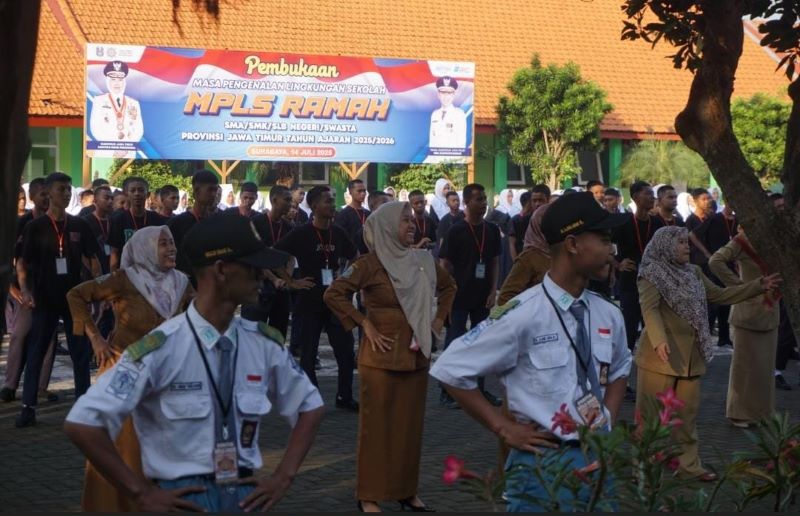 KEBIASAAN SEHAT: Siswa dan guru SMKN 1 Jatirejo senam bersama setiap pagi, bagian dari 7 kebiasaan anak Indonesia Hebat.