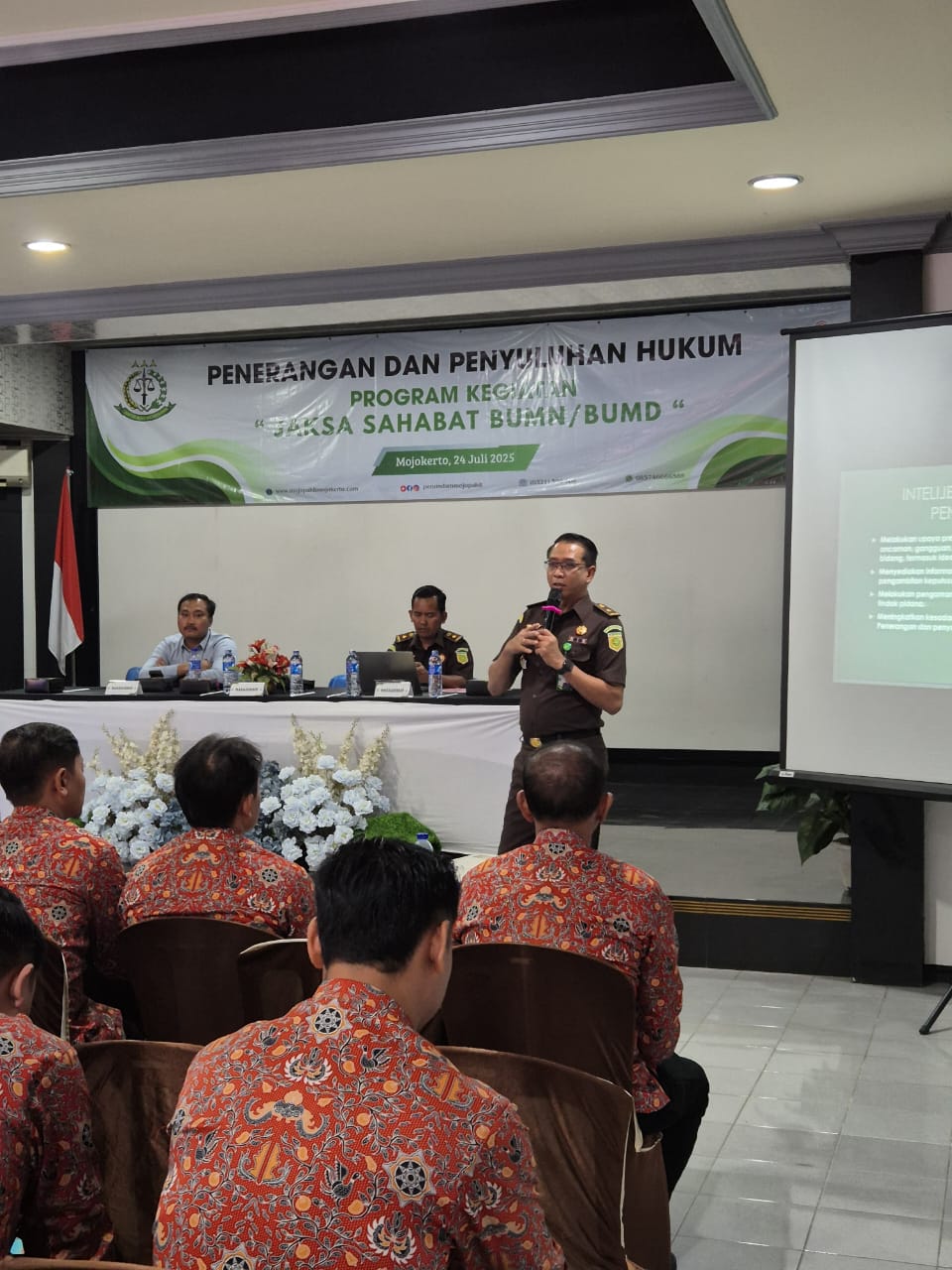 PENCEGAHAN: Kasi Intel Kejari Kabupaten Mojokerto Denata Suryaningrat,SH., memberi penerangan hukum kepada jajaran Perumdam Mojopahit, di kantor Perumdam Mojosari, Kamis (24/7).