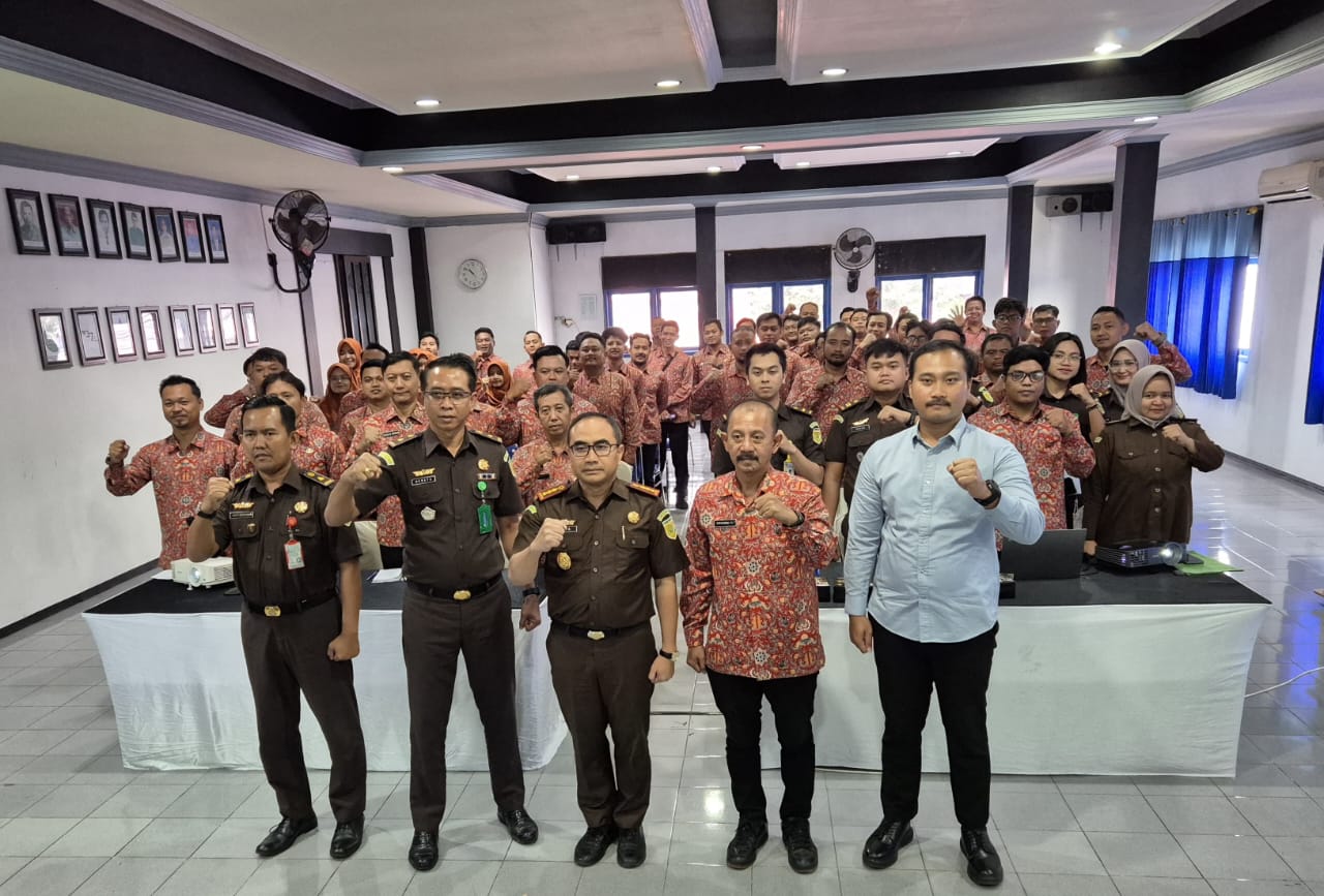 PENERANGAN: Kajari Kabupaten Mojokerto Dr Endang Tirtana, SH, MH, CLA., didampingi Kasi Intel Denata Suryaningrat, SH., memberi arahan kepada jajaran Perumdam Mojopahit melalui Program Jaksa Sahabat B