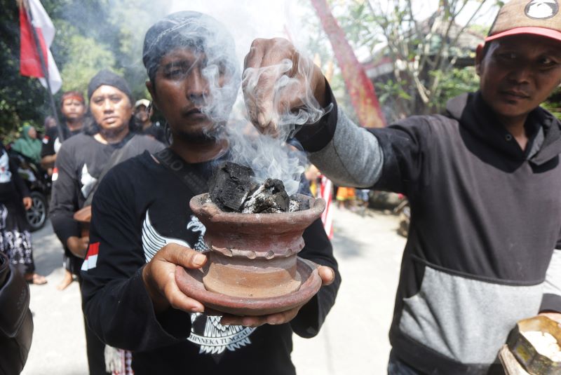 TRADISI: Warga Dusun Pecarikan, Desa/Kecamatan Jetis, Kabupaten Mojokerto menjalani ritus Tutup Sura yang berakar dari kebudayaan masyarakat Jawa, kemarin (24/7).