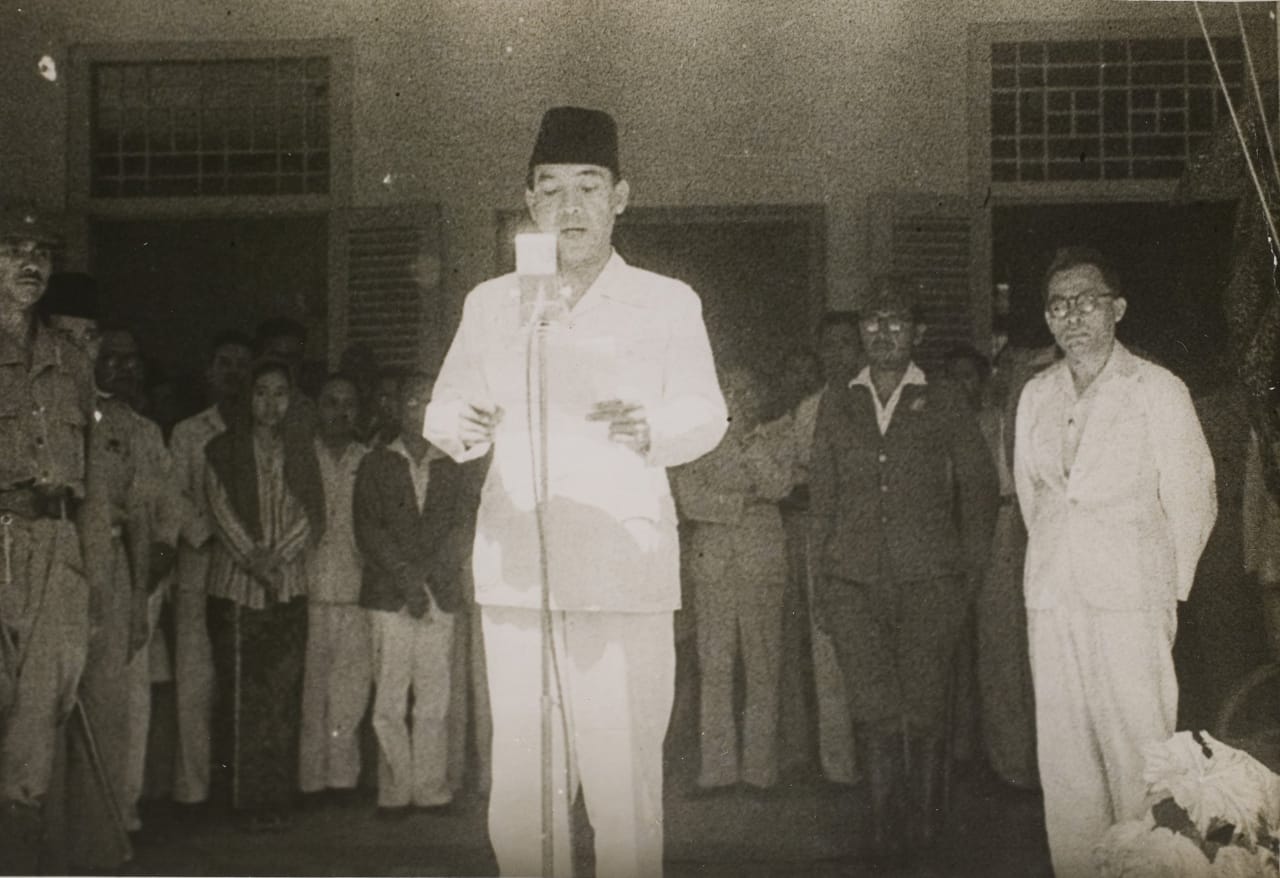 Merdeka: Suasana pembacaan naskah proklamasi kemerdekaan Indonesia oleh Soekarno pada tanggal 17 Agustus 1945