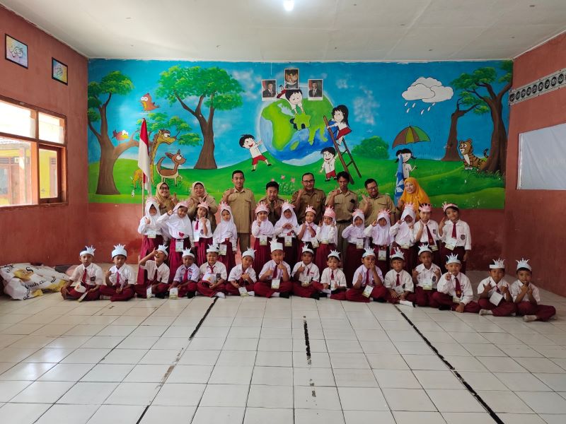 BUGAR: Siswa SDN Sumengko dibimbing guru melakukan senam Gerakan Tujuh Kebiasaan Anak Indonesia&nbsp; Hebat (G7KAIH) setiap pagi.