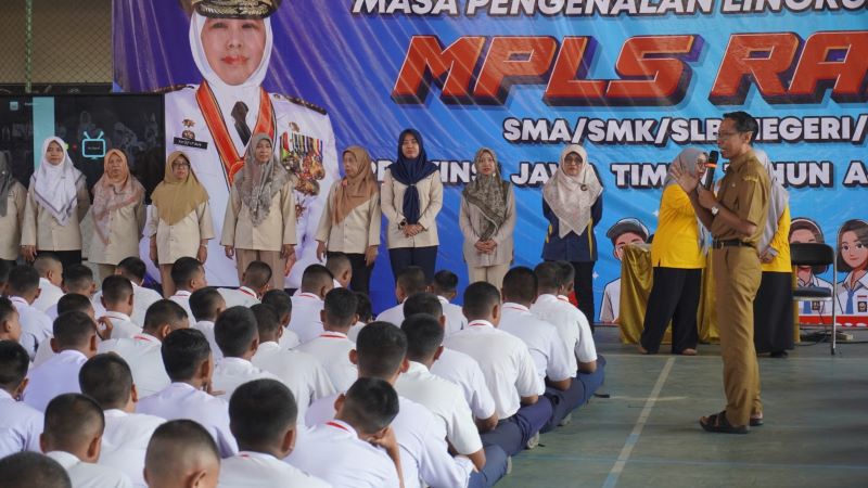 BERKEMBANG: Kepala SMKN 1 Pungging Muharto membuka MPLS bersamaan dengan penandatanganan MoU industri.