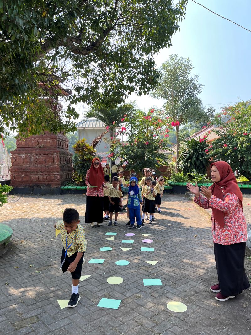 GEMBIRA: Siswa baru SDN Jatirejo 1, Kecamatan Jatirejo, mengikuti kegiatan MPLS tahun ajaran 2025/2026.