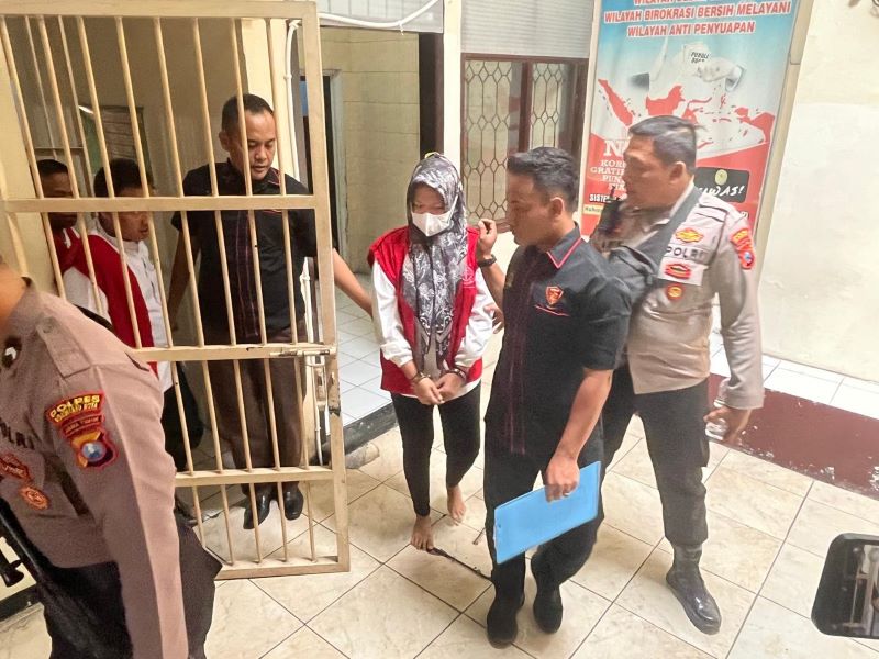 KOOPERATIF: Terdakwa kasus TPPO, Shinta Zuwita Sari, usai menjalani sidang perdana di Pengadilan Negeri Mojokerto, kemarin (24/7).