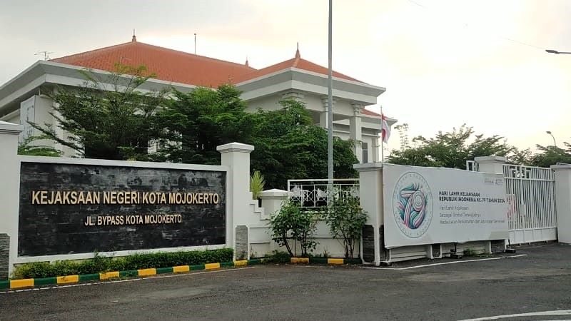 GENAP SEBULAN: Kondisi proyek pujasera kapal TBM di Kecamatan Prajurit Kulon, Kota Mojokerto, kemarin (24/7). Genap sebulan lalu, tujuh tersangka kasus dugaan korupsi proyek milik Pemkot.