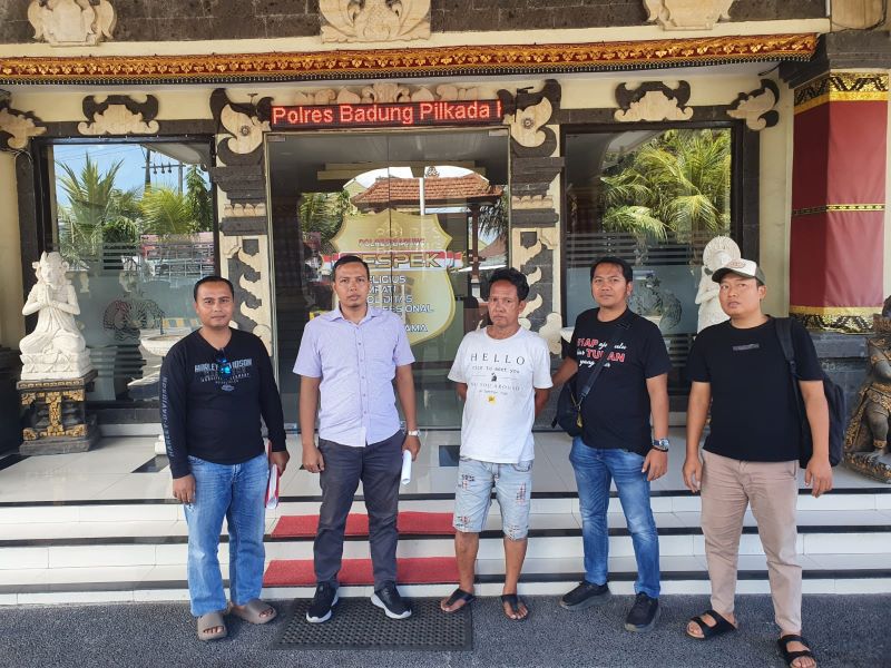 HANYA PASRAH: Imam Makhfudi saat ditangkap personel Polres Mojokerto di wilayah Badung, Bali, beberapa waktu lalu.