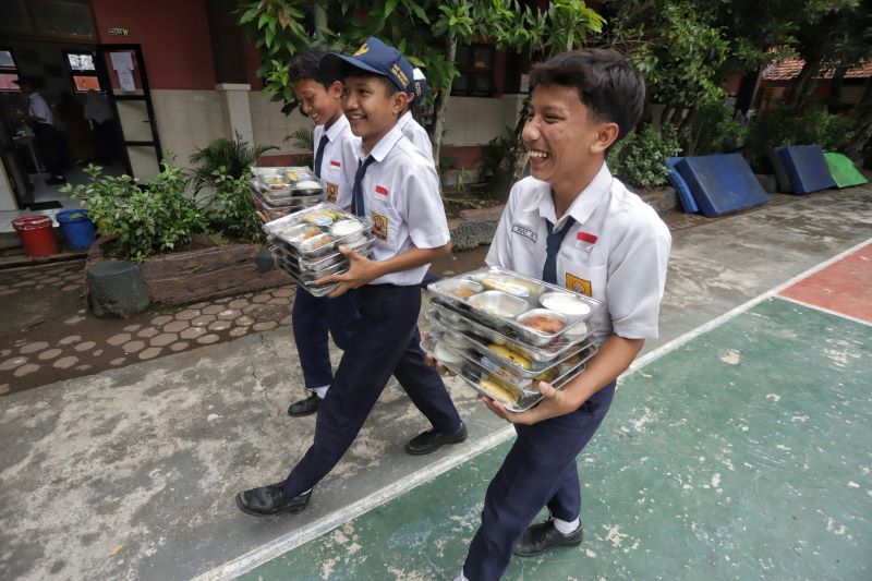 MENU BERGIZI: Peserta didik SMPN 9 Mojokerto menerima paket progam makanan bergizi gratis (MBG) di sekolah.