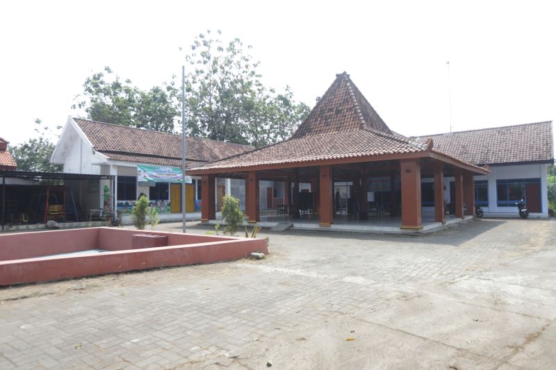 MASIH MERINTIS: Suasana Balai Desa Beloh, Kecamatan Trowulan. Dalam waktu dekat, desa dengan tiga dusun ini akan mendirikan unit usaha di bawah naungan BUMDes.