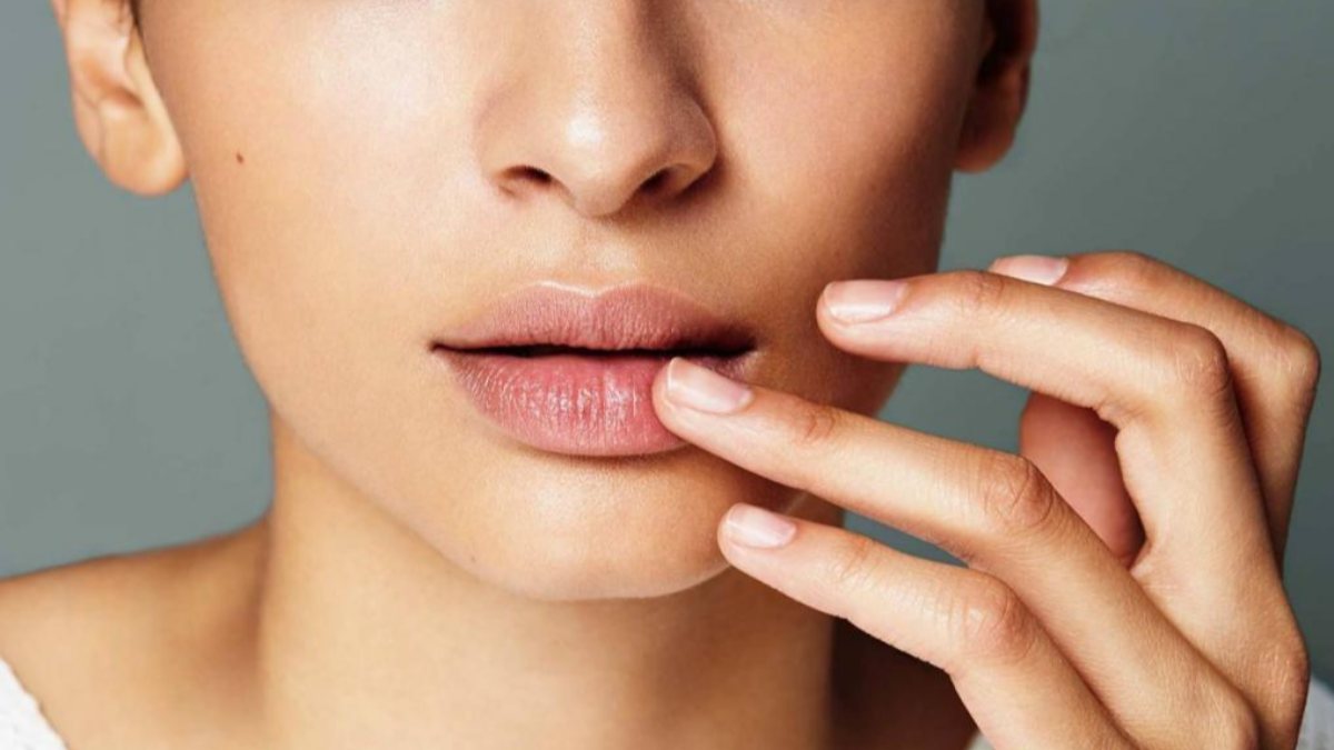 Kebiasaan mengelupas bibir dan kaitannya dengan gangguan psikologis.