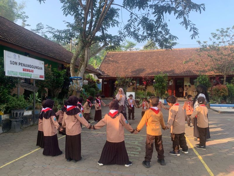 MENYENANGKAN: Siswa baru SDN Penanggungan, Kecamatan Trawas, mengikuti MPLS yang berlangsung 14-26 Juli.