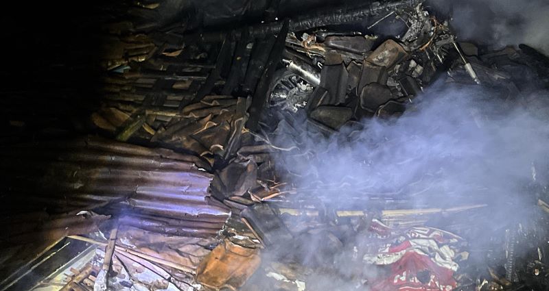 LUDES: Petugas Damkar BPBD Kabupaten Mojokerto memadamkan kebakaran rumah di Desa Watesumpak, Kecamatan Trowulan, Kamis (24/7) malam.