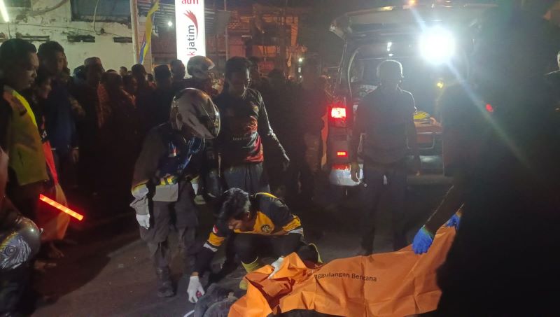 NAHAS: Petugas mengevakuasi jasad korban tewas dalam kecelakaan di di Jalan Raya Totok Kerot, Desa Kedungmaling, Kecamatan Sooko, Kabupaten Mojokerto, tadi malam (25/7).
