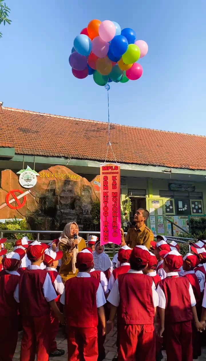 SEMARAK: Kepala SDN Kutogirang Noyo bersama para siswa baru melepas balon dalam pembukaan MPLS