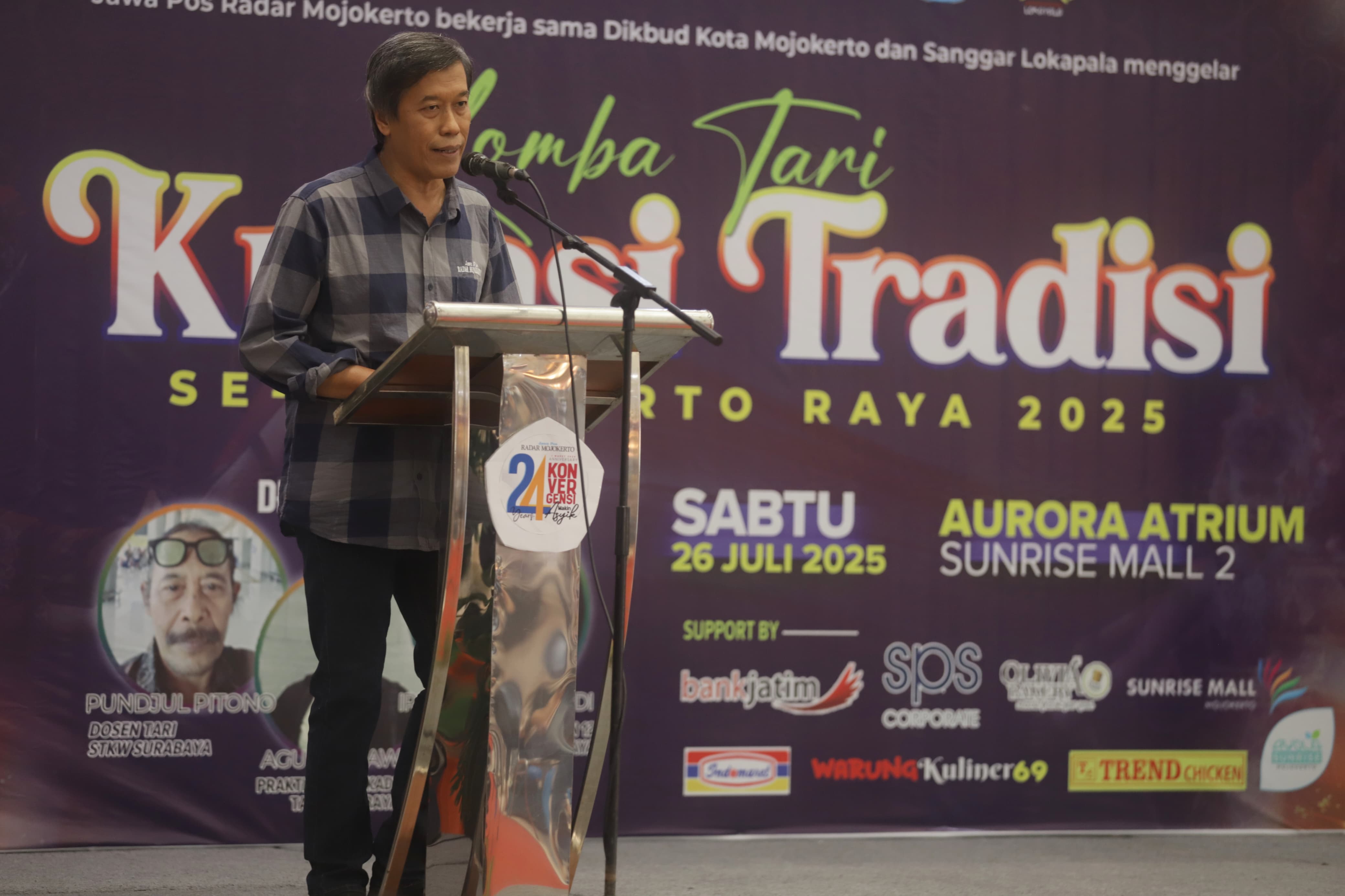 Direktur Jawa Pos Radar Mojokerto M. Nur Kholis saat memberi sambutan.
