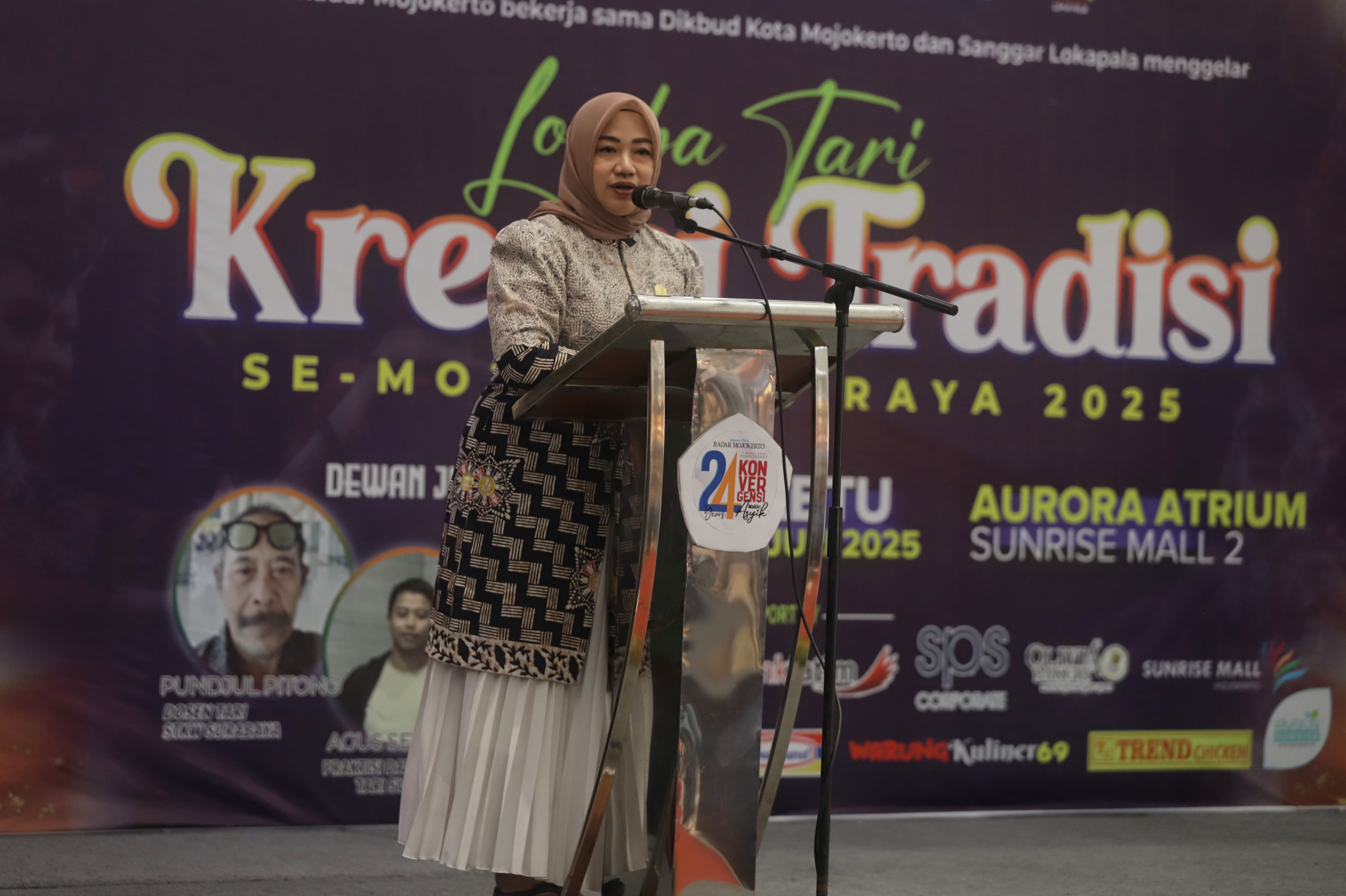Ketua DPRD Kabupaten Mojokerto Ayni Zuroh saat sambutan di depan peserta Lomba Tari Kreasi Tradisi.