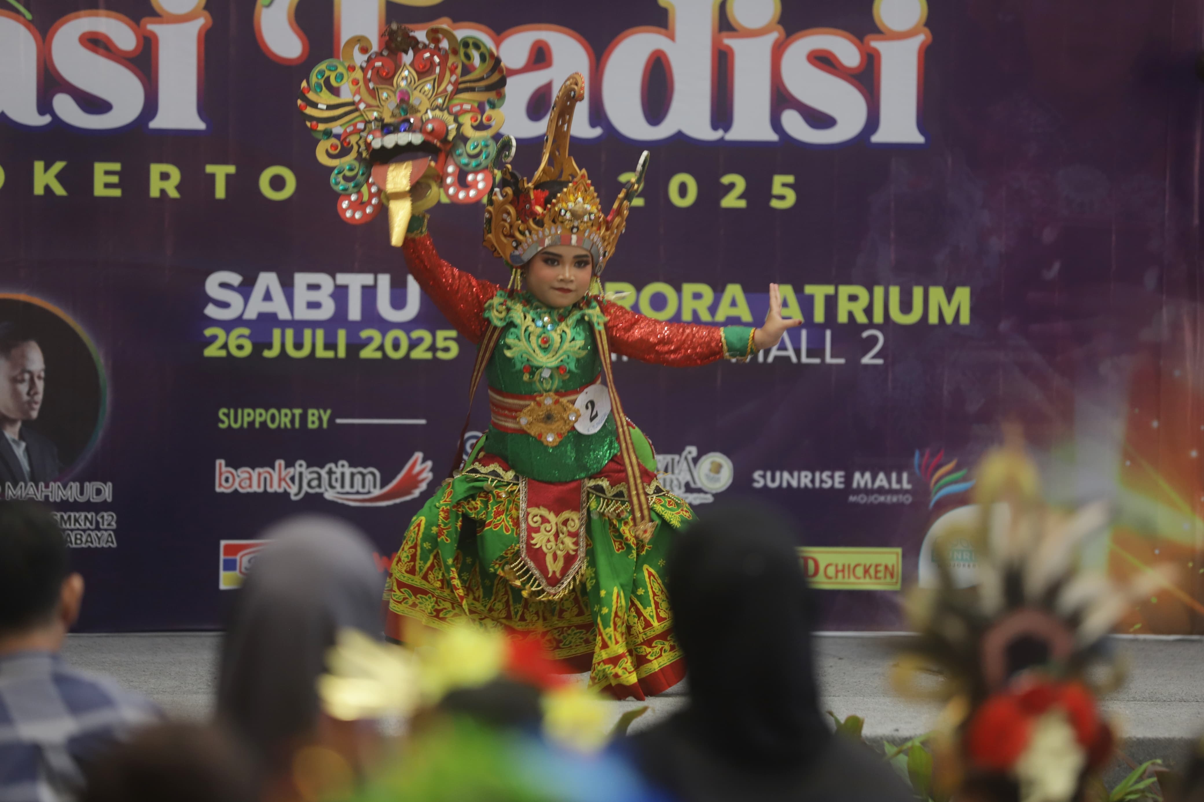 Salah satu peserta sedang perform di depan juri dan penonton.