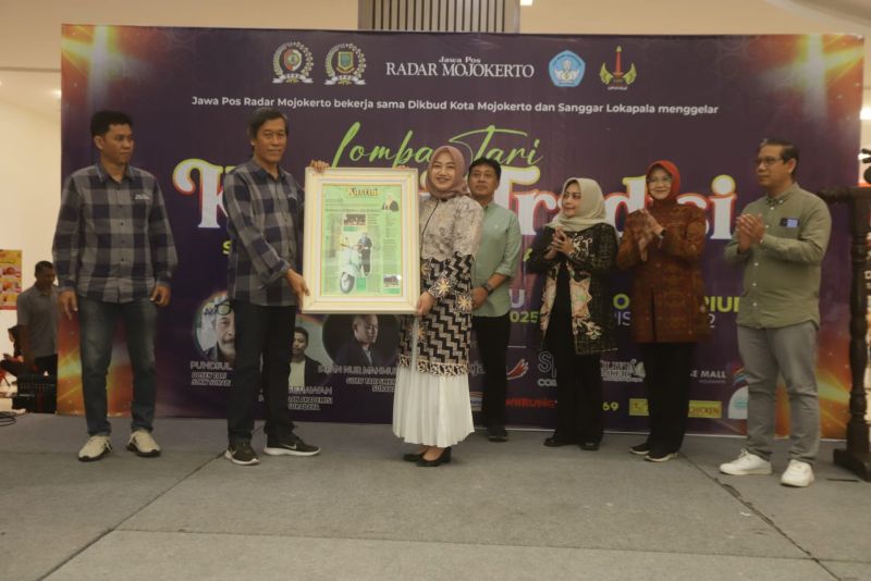 APRESIASI: Direktur JPRM M. Nur Kholis menyerahkan suvenir karya jurnalistik kepada Ketua DPRD Kabupaten Mojokerto Ayni Zuroh, didampingi Manajer Keuangan JPRM Niko Suseno Jaya (paling kiri).