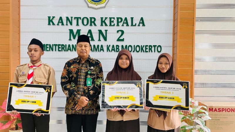 Kepala MAN 2 Mojokerto, Rahmad Basuki bersama para hifzil qur&rsquo;an yang mendapatkan beasiswa sahriyah.