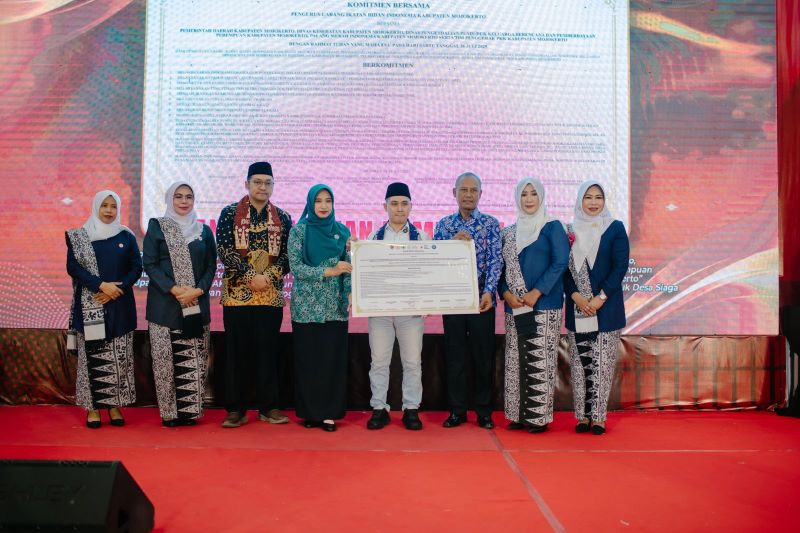 SEPAKAT: Bupati Muhammad Albarraa bersama Ketua PC IBI Kabupaten Mojokerto Rany Juliastuti menandatangani kesepakatan komitmen sinergi dalam pelayanan kesehatan.