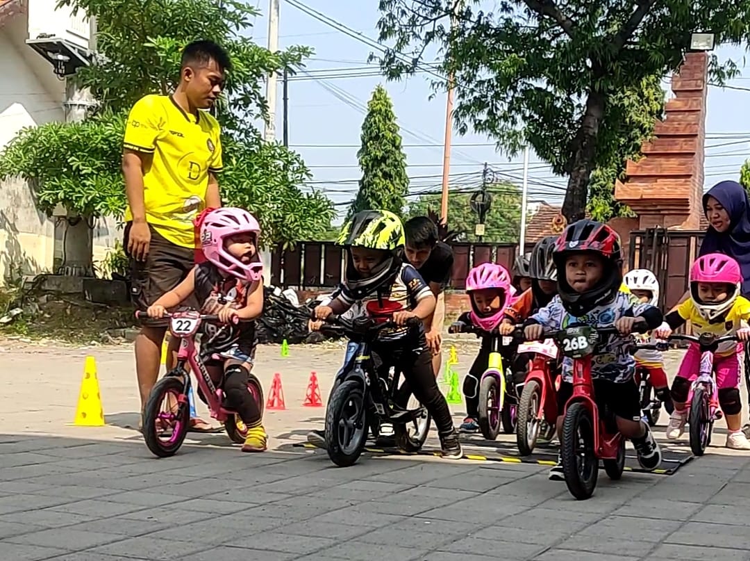 Pesepeda push bike ketika berlatih.
