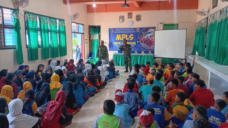 BEKAL BELAJAR: Siswa baru SMPN 2 Gondang mendapat materi MPLS tahun ajaran 2025/2026.