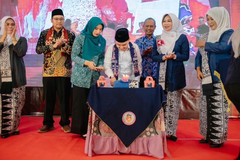 UCAPAN SELAMAT: Bupati Muhammad Albarraa beri motivasi dan memotong kue ulang tahun dalam perayaan HUT ke-74 IBI, Sabtu (26/7).
