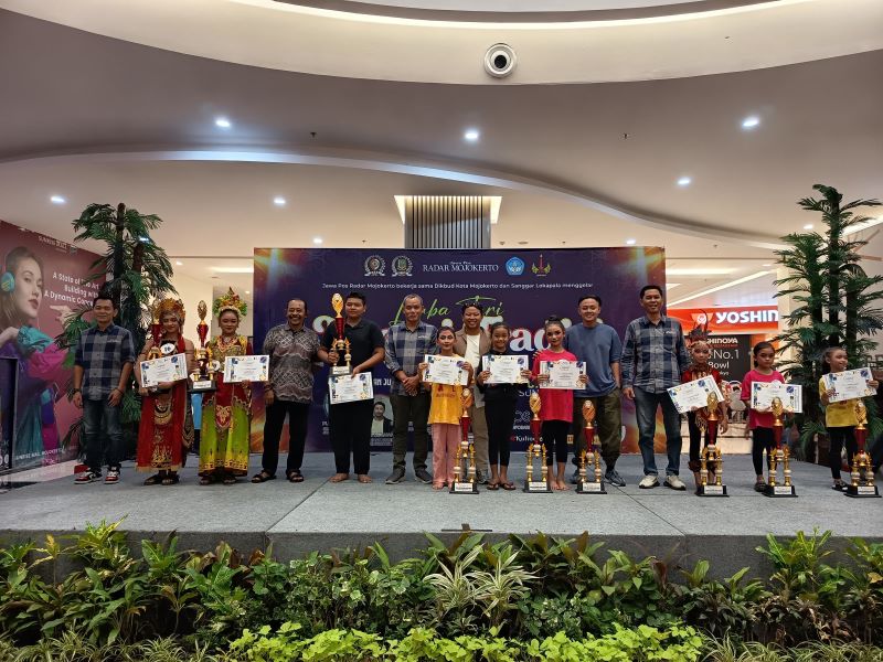 SANG JAWARA: Para pemenang Lomba Tari Kreasi Tradisi se-Mojokerto Raya bersama tim juri dan kru JPRM di Atrium Sunrise Mall 2 Mojokerto, Sabtu (27/7).