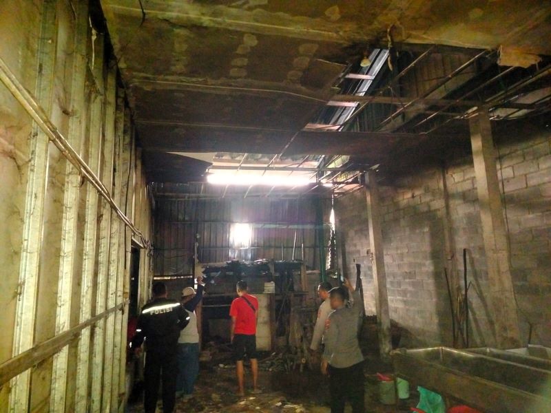 LUDES: Petugas Polsek Dlanggu mengecek tempat produksi kopra PT. Rasa Coco di Dusun Seduri, Desa Tumapel, yang terbakar, Minggu (27/7).
