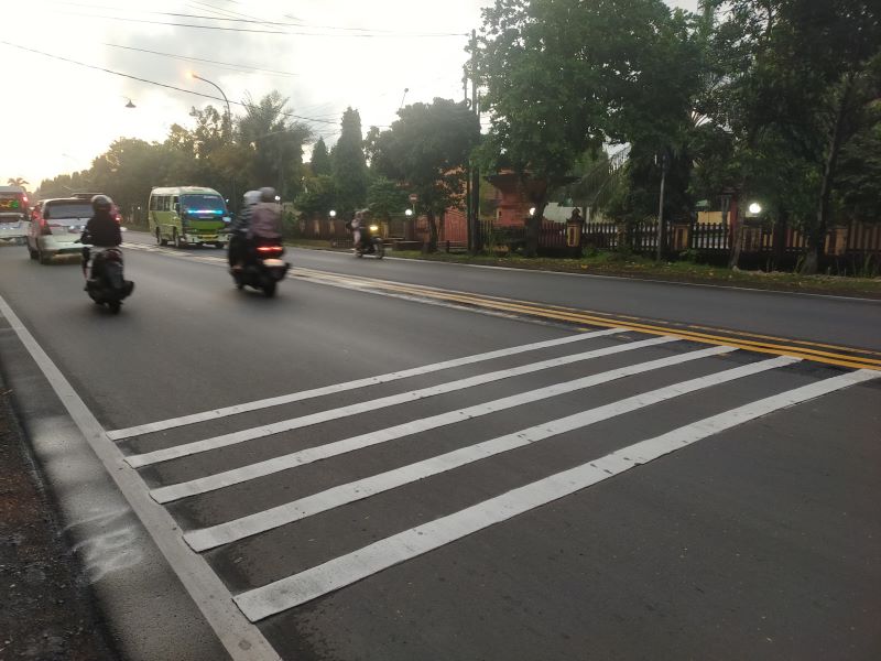 BELUM LENGKAP: Ruas Jalan Raya Desa Puloniti, Kecamatan Bangsal, depan SPN Polda Jatim yang tak kunjung dipasangi jalur merah atau ZoSS.