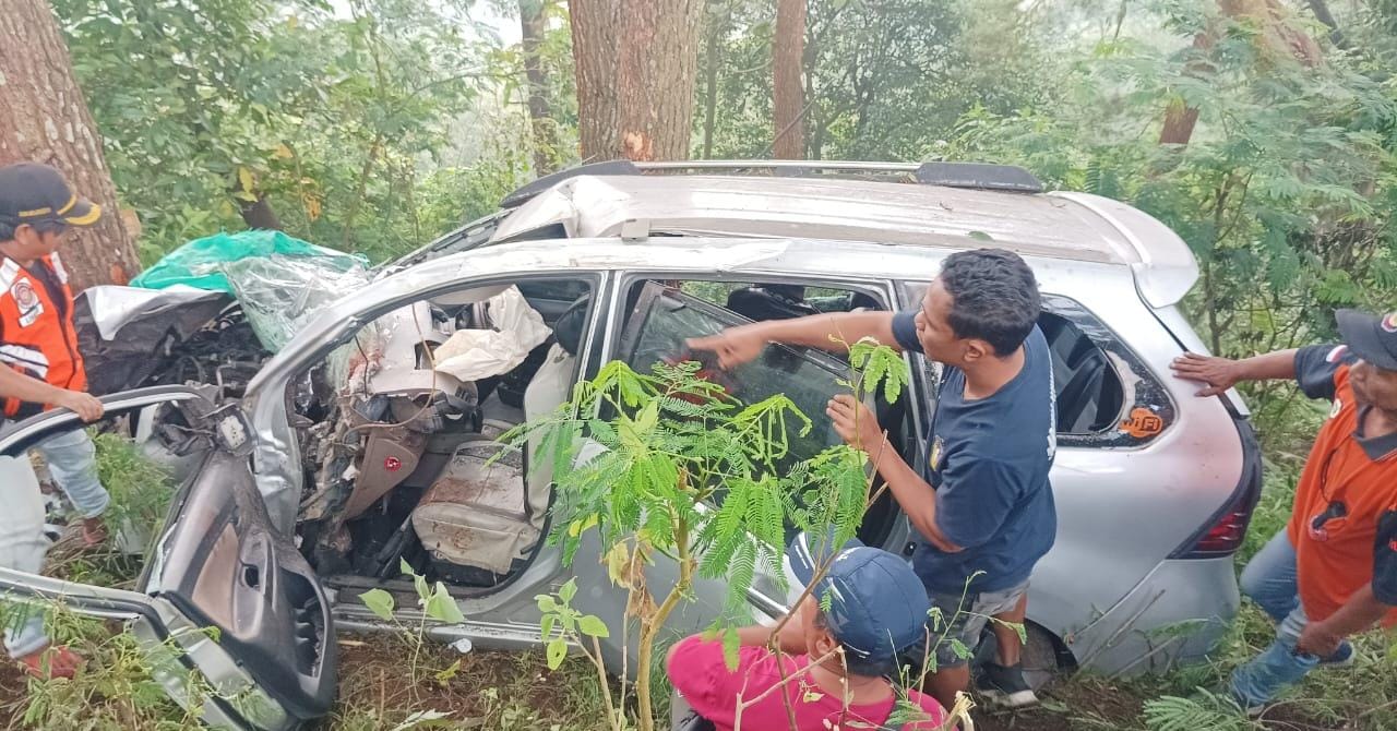 RINGSEK: Kondisi mobil Toyota Avanza nopol L 1737 ZT yang ringsek parah akibat mengalami rem blong di Jalur Pacet/Cangar, Desa/Kecamatan Pacet, Senin (28/7).