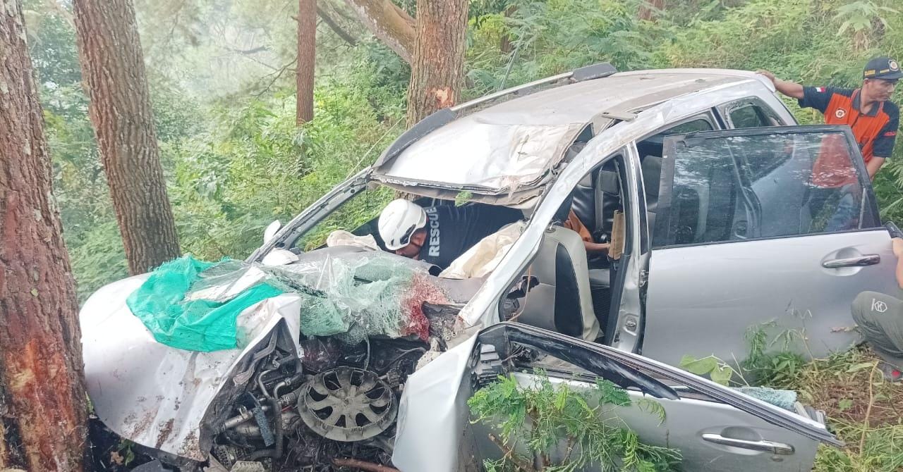 RINGSEK: Kondisi mobil Toyota Avanza nopol L 1737 ZT yang ringsek parah akibat mengalami rem blong di Jalur Pacet/Cangar, Desa/Kecamatan Pacet, Senin (28/7).