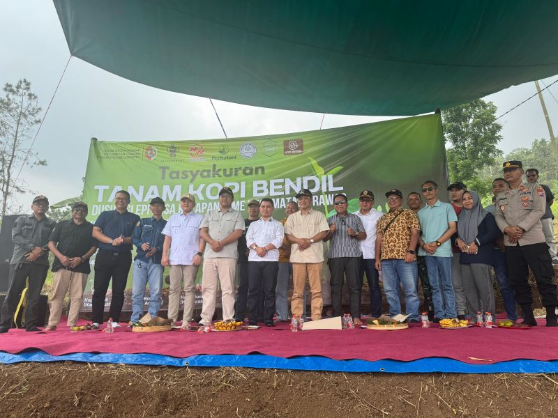 KEMBANGKAN POTENSI: Bupati Mojokerto Muhammad Albarraa bersama Kades Ketapanrame Zainul Arifin melakukan penanaman bibit kopi Bendil di Dusun Slepi, Minggu (27/7).